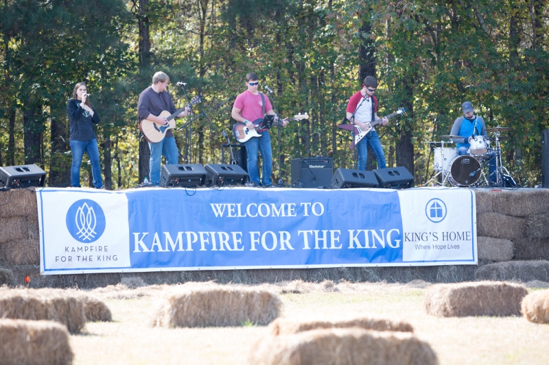 5 family-friendly reasons to attend the 10th Annual Kampfire for the King on Nov 23, including a chance to win a boat 2 Musicians at Kampfire for the King