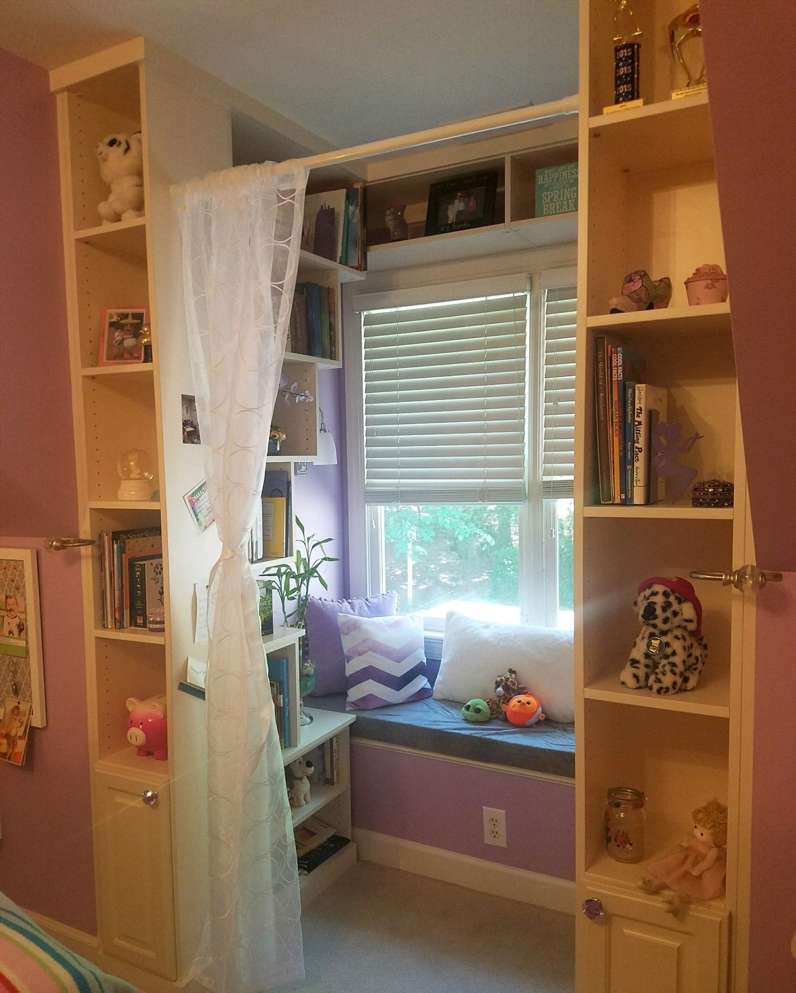This little reading nook helps you organize your child's room