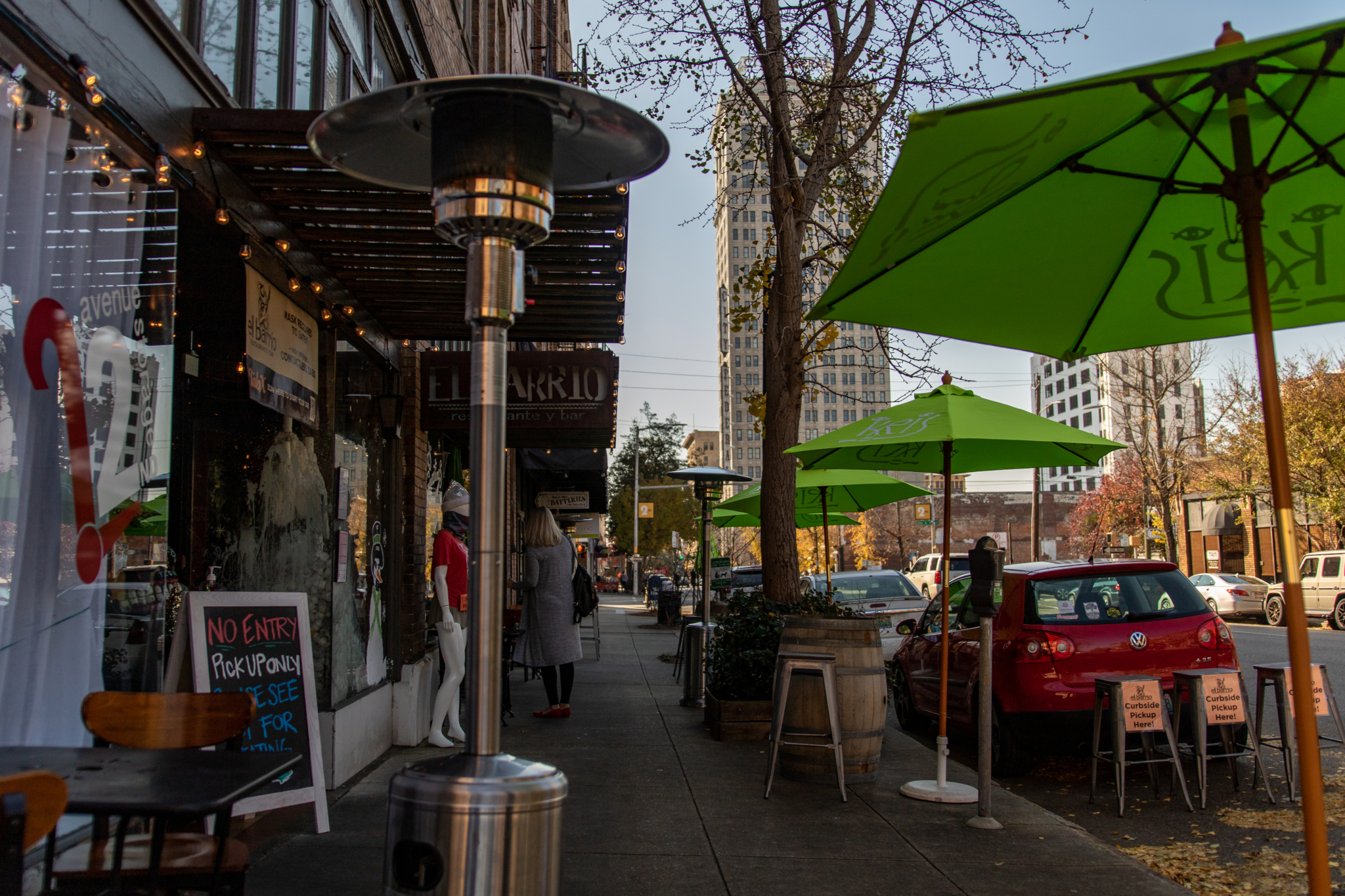 Your guide to outdoor dates under $40 in Birmingham 8 el barrio seating