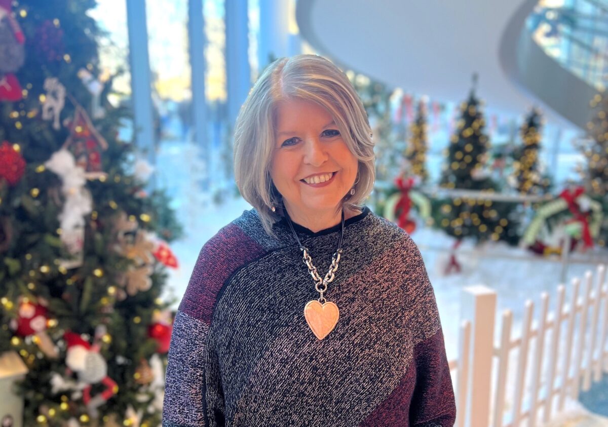 How one Children’s employee has brought holiday cheer to patients, families + staff for 32 years How one Children’s employee has brought holiday cheer to patients, families + staff for 32 years