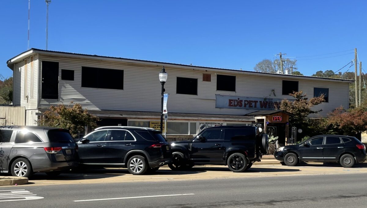 Ed’s Pet World selling iconic storefront in Homewood Ed’s Pet World selling iconic storefront in Homewood
