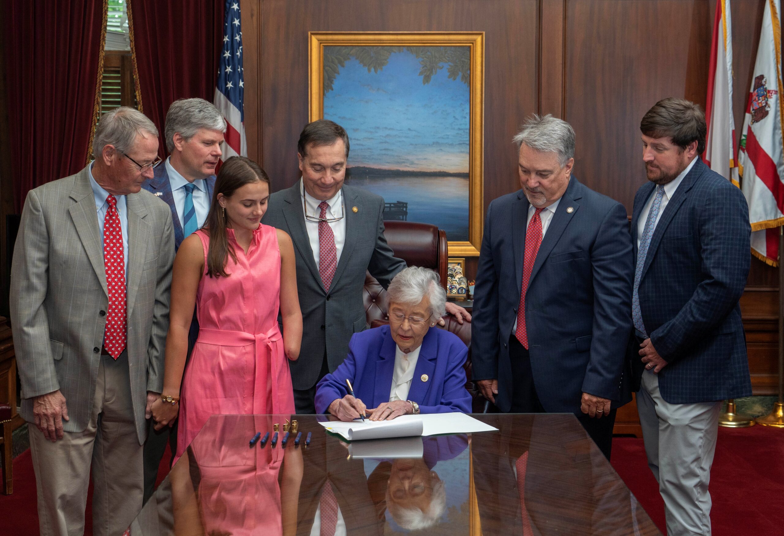 Gov. Ivey signs “Lulu’s Law” for shark attack alerts in Alabama