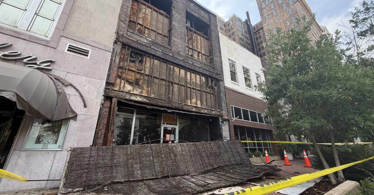 Downtown Birmingham facade collapse next to historic Bromberg’s building  [PHOTOS]