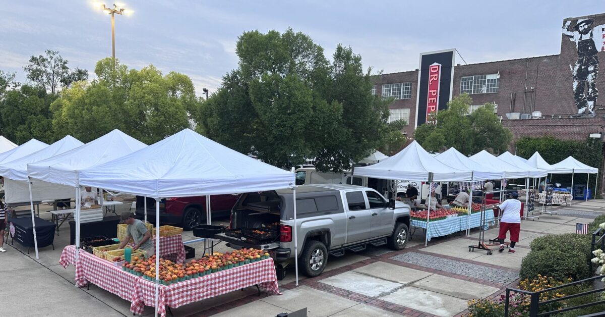 What happens at Pepper Place Farmers Market before the sun rises